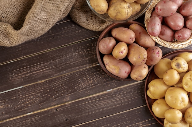 Pommes de terre fraîches sur le bois