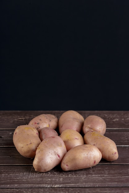 Pommes de terre fraîches sur le bois