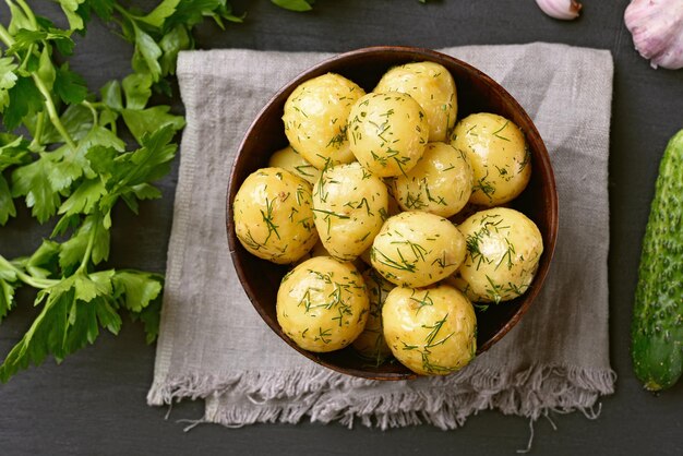 Photo des pommes de terre fraîches bouillies avec de l'aneth