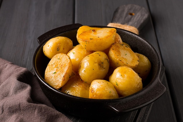 Pommes de terre fraîches cuites à l'aneth sur une table en bois mise au point sélective libre tonifiant aucun peuple