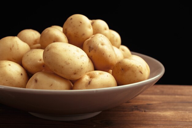 Pommes de terre fraîches dans un panier