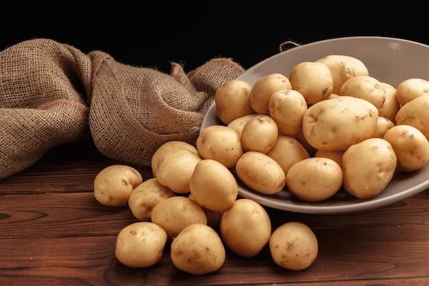 Photo pommes de terre fraîches dans un panier