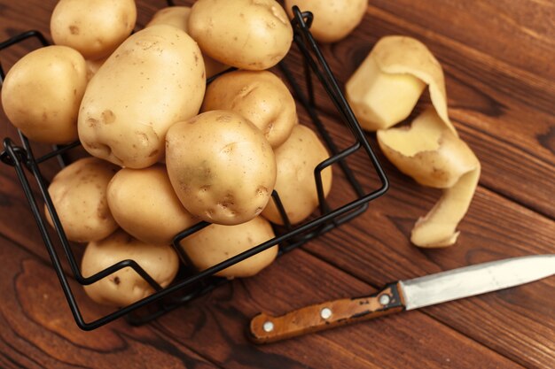 Pommes de terre fraîches dans un panier