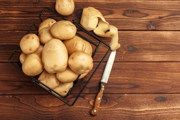 Pommes de terre fraîches dans le panier