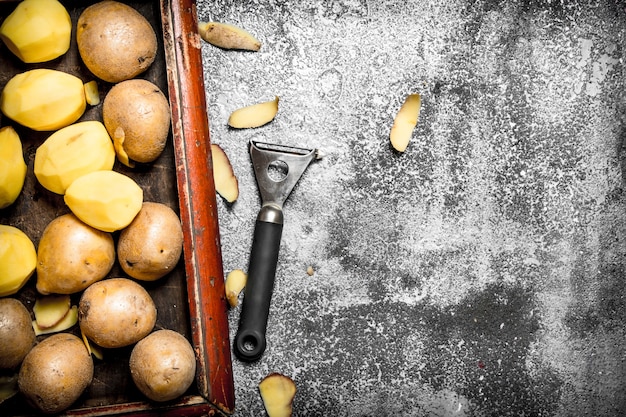 Pommes de terre fraîches dans un vieux bac