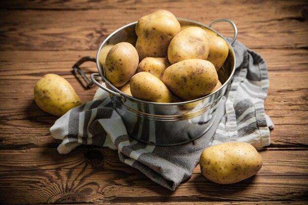 Des pommes de terre fraîches sur fond noir