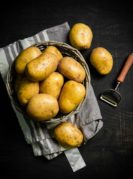 Photo des pommes de terre fraîches sur fond noir