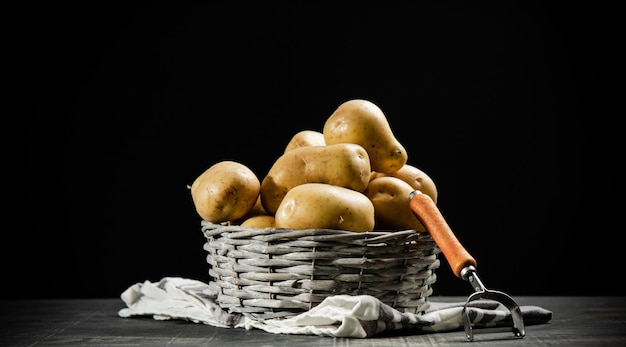 Des pommes de terre fraîches sur fond noir