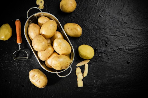 Des pommes de terre fraîches sur fond noir