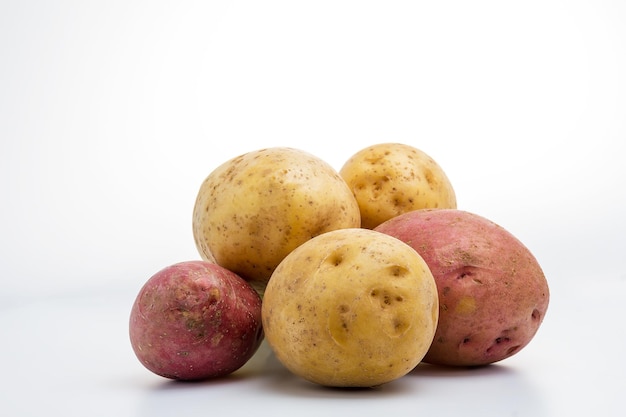 Pommes de terre fraîches isolées sur fond blanc. Groupe de deux pommes de terre rouges isolées. Petites pommes de terre, image du produit . Espace de copie, mise au point sélective