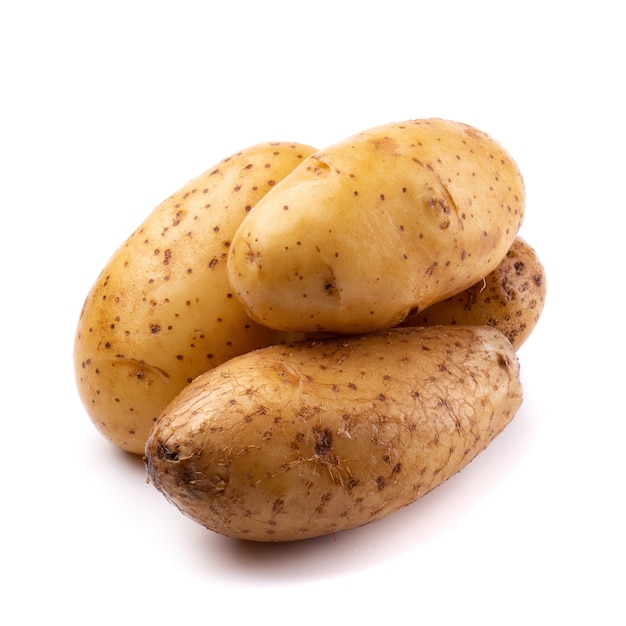 Pommes de terre fraîches isolés sur fond blanc