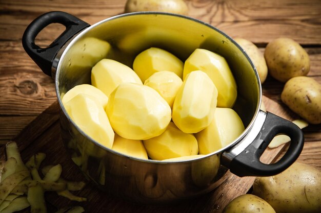 Des pommes de terre fraîches sur une table en bois