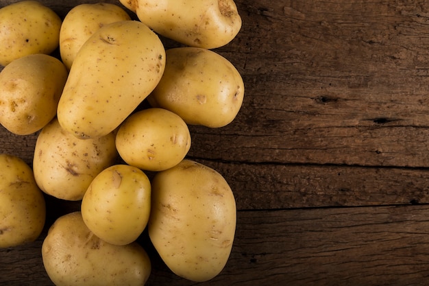 Pommes de terre fraîches sur la table en bois