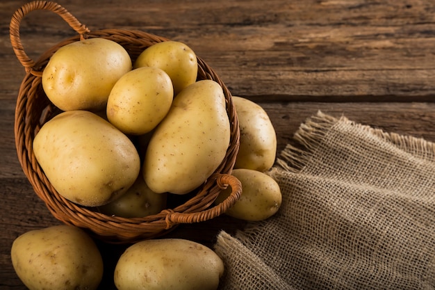 Pommes de terre fraîches sur la table en bois