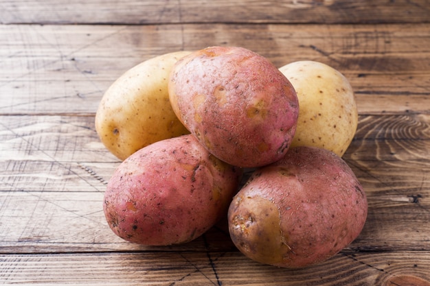 Pommes de terre fraîches sur la table en bois