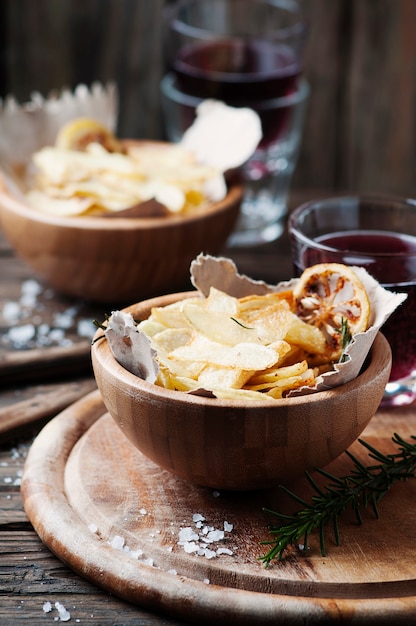 Pommes de terre frites au citron et romarin