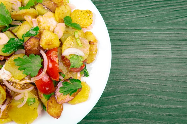 Pommes De Terre Frites Cuites Aux Herbes Et Légumes Dans Une Assiette Blanche Sur Une Table En Bois. Copie Espace