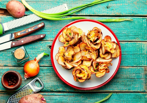 Pommes de terre frites avec du bacon sur une assiette sur une table en bois