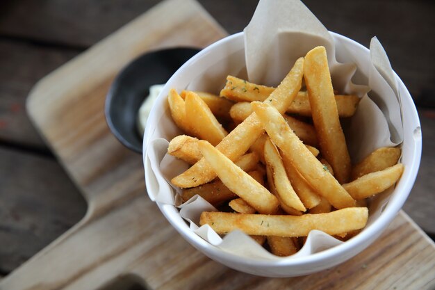 Pommes de terre frites frites sur fond de bois