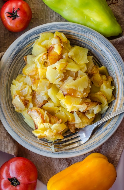 Photo pommes de terre frites maison dans un bol sur la table plat traditionnel ukrainien