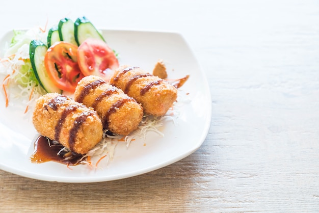 Pommes de terre frites avec sauce tonkatsu