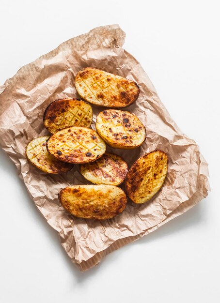 Pommes de terre grillées à l'ail cuites au four sur une vue de dessus de fond clair