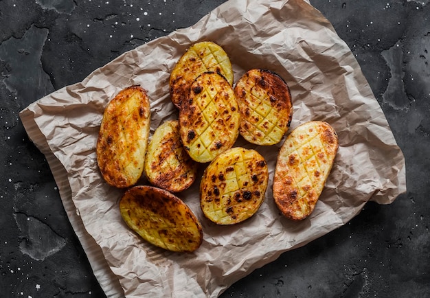 Pommes de terre grillées à l'ail sur une vue de dessus de fond sombre