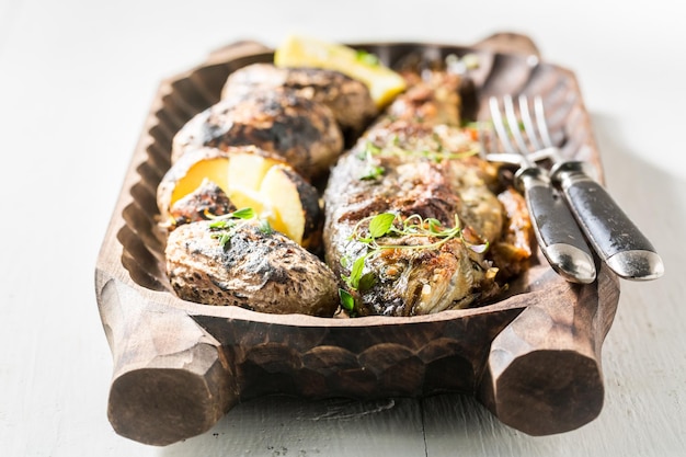 Pommes de terre grillées et truite aux herbes et beurre