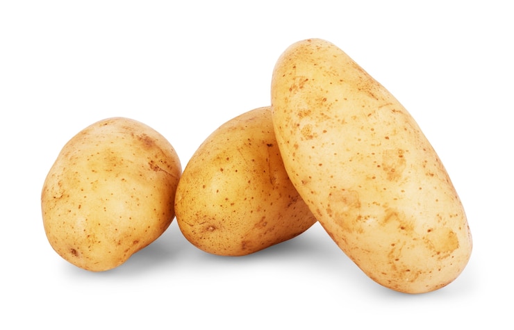 Photo pommes de terre isolées. couper les légumes de pommes de terre crus isolés sur fond blanc avec un tracé de détourage