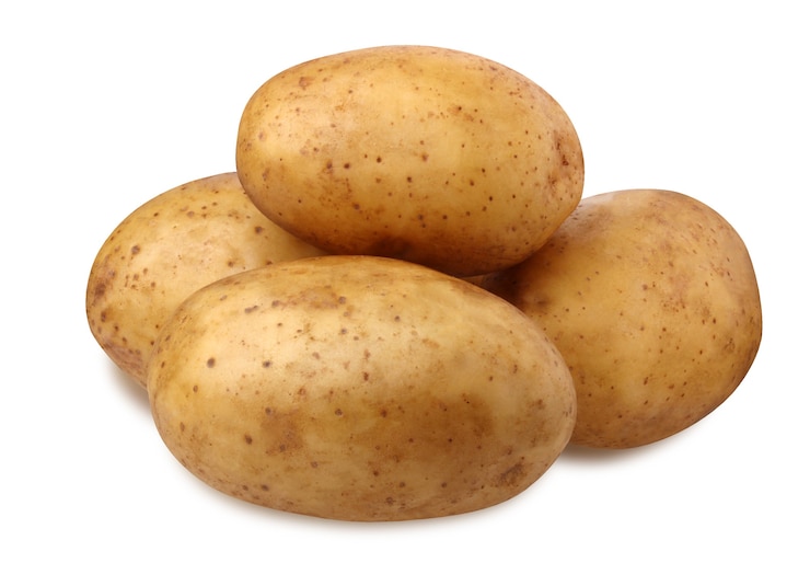 Photo pommes de terre isolées. tas de pommes de terre isolé sur fond blanc avec un tracé de détourage. légumes, légumes racines à l'ombre.