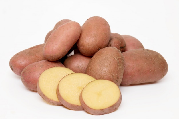 Pommes de terre isolés sur fond blanc