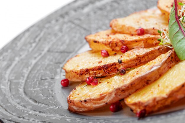 Pommes de terre maison isolés sur blanc