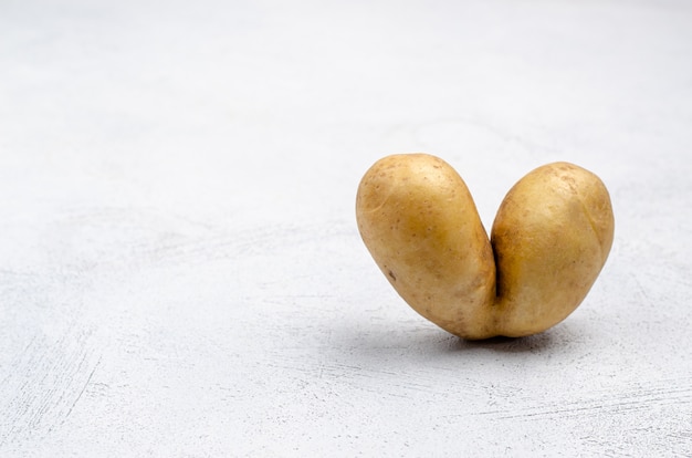 Pommes de terre méprisables en forme de cœur, copiez l'espace de l'espace.