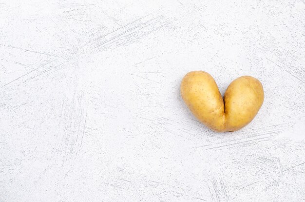 Pommes de terre méprisables en forme de cœur, espace copie espace