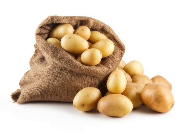Pommes de terre mûres en sac de jute Ai isolé sur fond blanc
