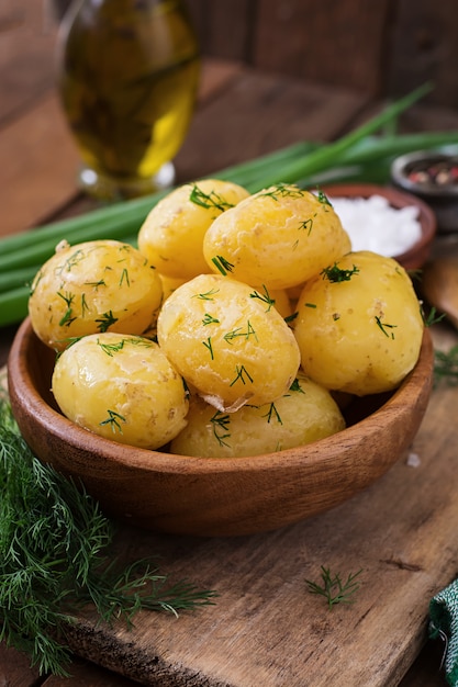 Pommes de terre nouvelles bouillies assaisonnées d'aneth et de beurre