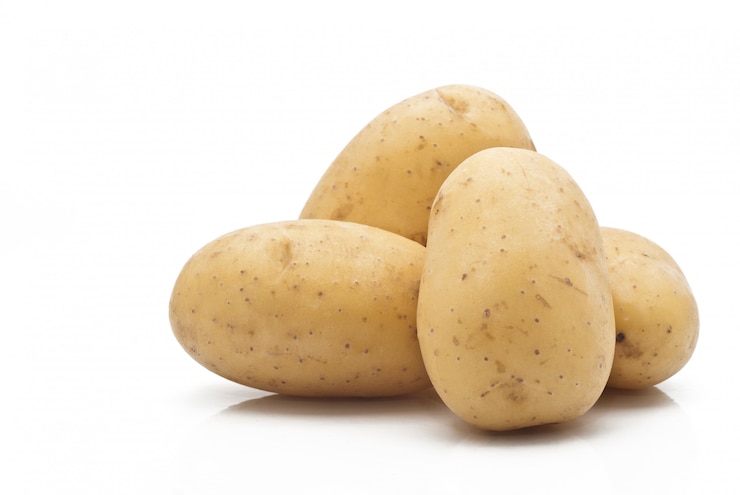 Photo pommes de terre nouvelles isolées