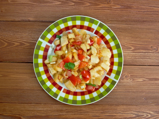 Pommes de terre O'Brien - plat de pommes de terre poêlées avec des poivrons verts et rouges.