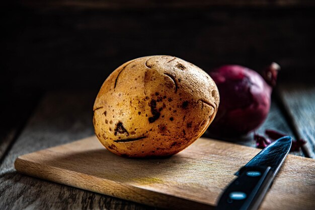 Photo pommes de terre sur une planche à découper dans la cuisine