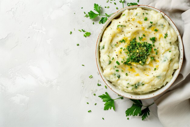 Des pommes de terre en purée avec des épinards et des oignons verts