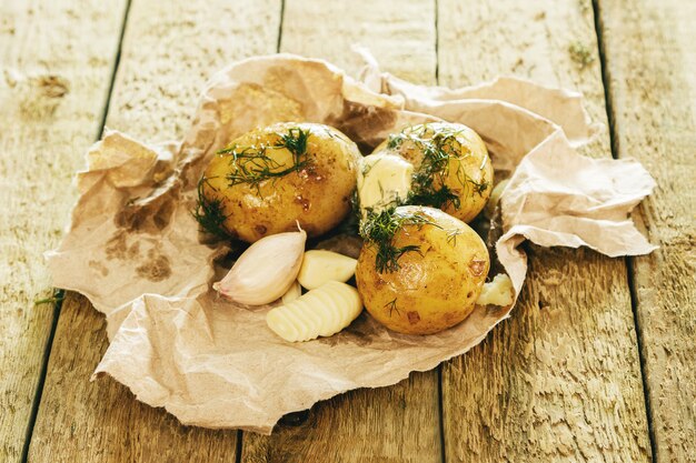 Pommes de terre rôties à l'aneth et à l'ail