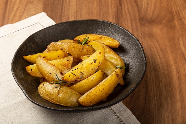 Pommes de terre rôties au romarin sur l'assiette