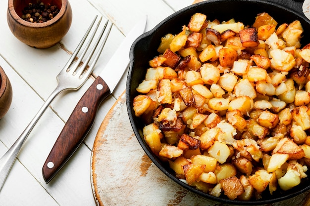 Pommes de terre rôties dans une poêle en fer