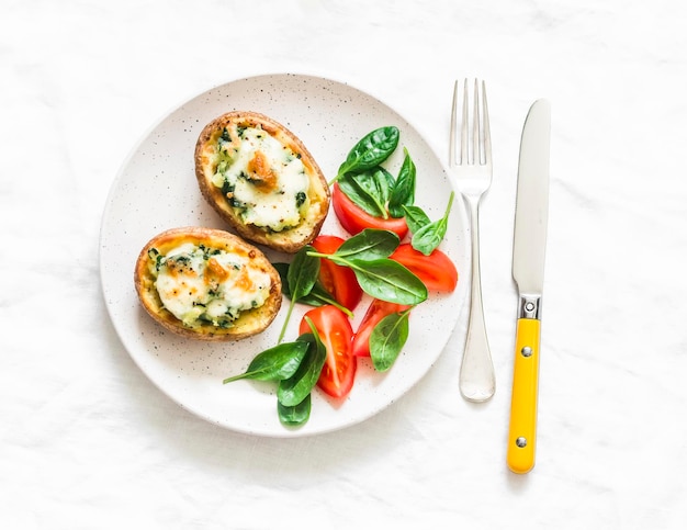 Pommes de terre rôties épinards farcis et mozzarella sur fond clair vue de dessus De délicieuses collations de tapas apéritifs