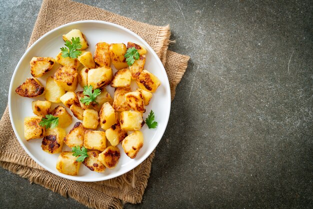 Pommes de terre rôties ou grillées sur plaque blanche