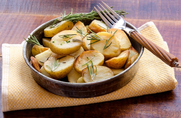 Pommes de terre rôties sur une table en bois