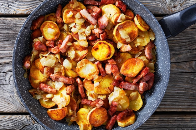 Pommes de terre sautées au bacon et oignon vue de dessus