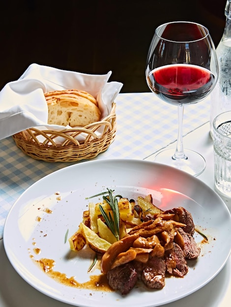 Les pommes de terre sautées aux champignons et boeuf