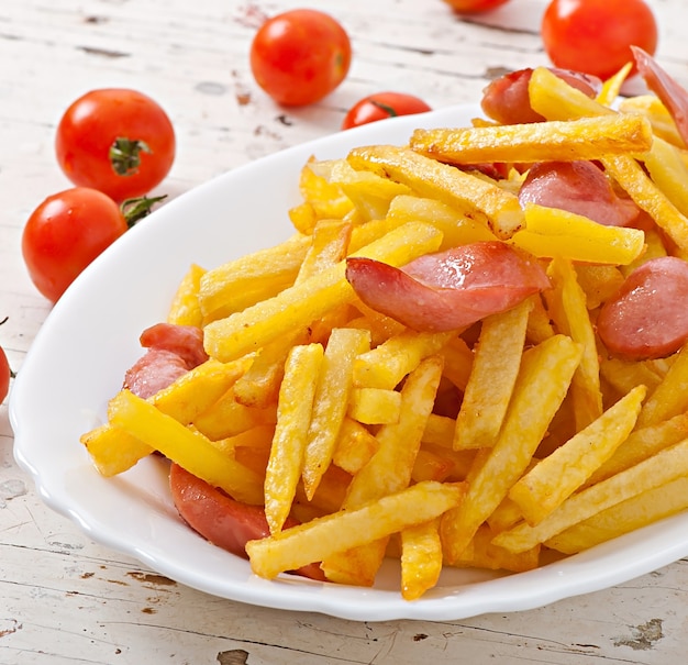 Pommes de terre sautées aux saucisses sur une assiette