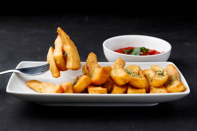 Pommes de terre sautées avec du sel, du persil et du romarin